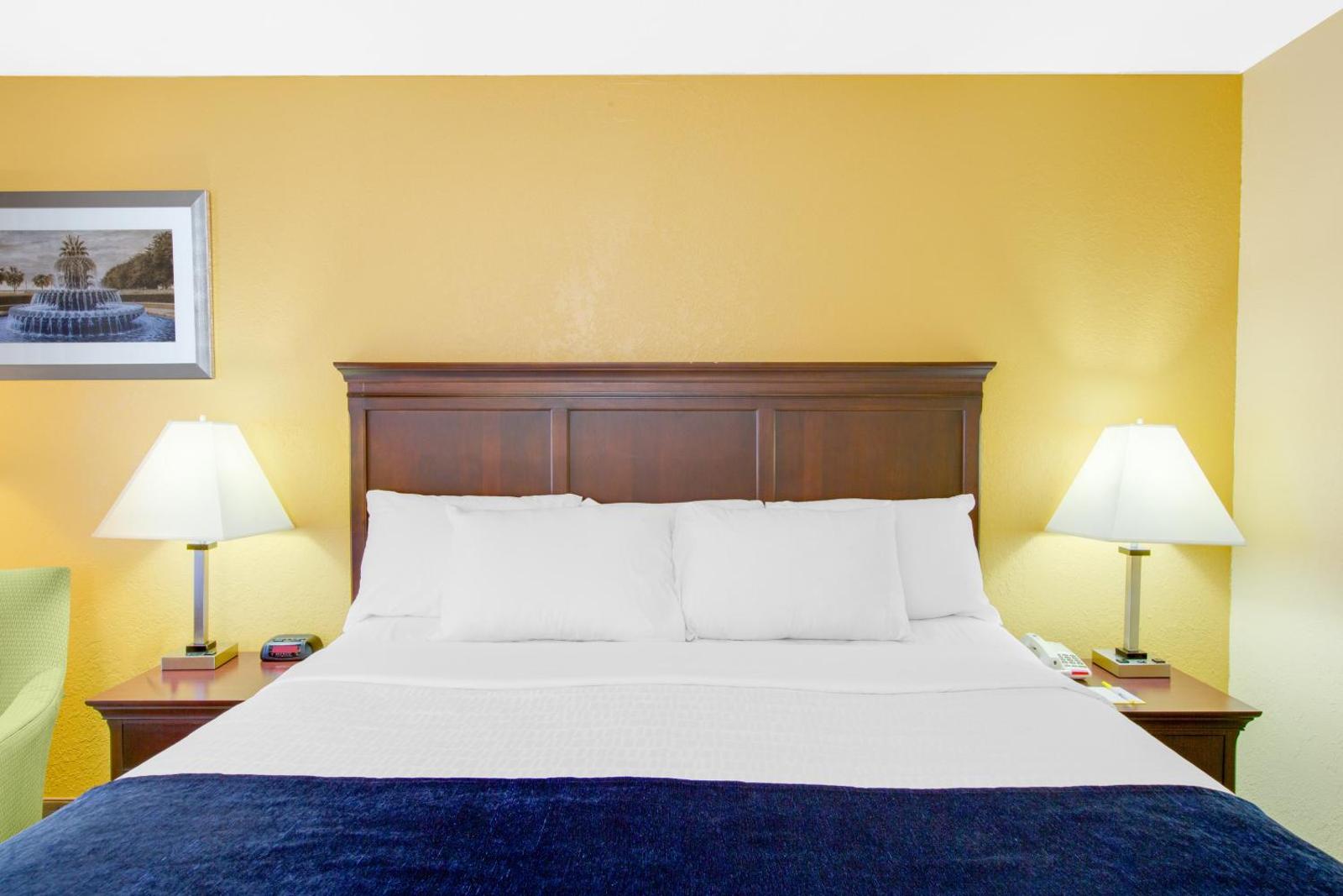 Days Inn by Wyndham Charleston Historic District Main image 1